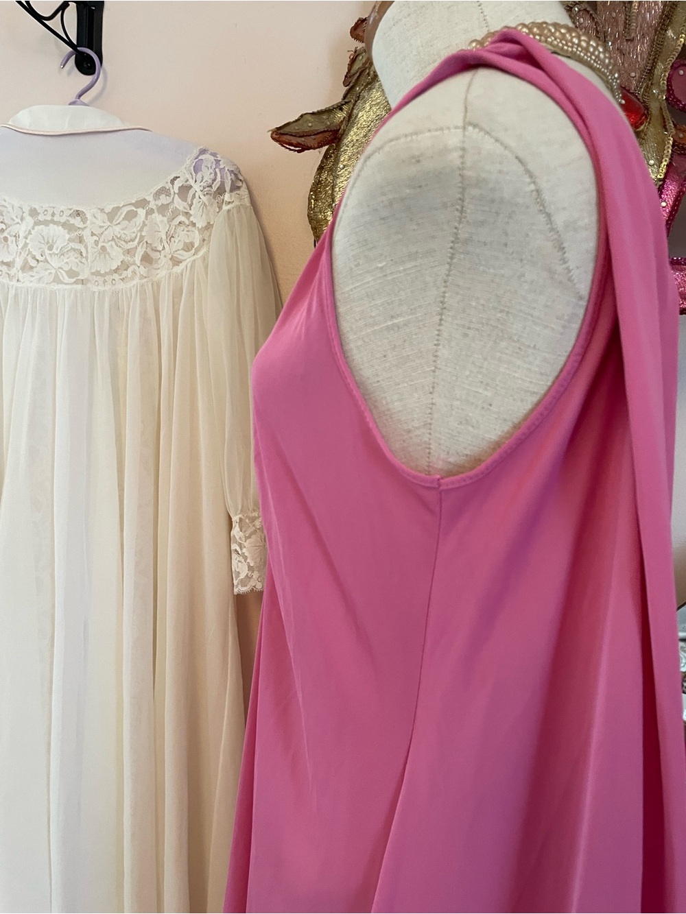 Gilead Rose Pink Goddess Nightgown Dress with Ring Accent V Back 1970s - Picture 5 of 9